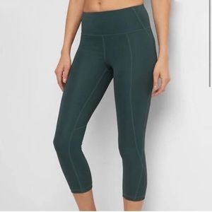 GapFit Fast HighRise Capris Sculpt Compression
Legging | Color: Green | Size: L